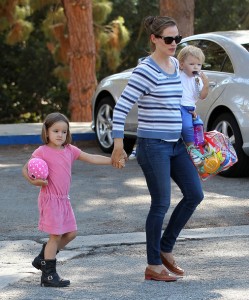 Jennifer-Garner-avec-son-fils-et-sa-fille_exact810x609_p