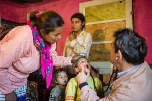 Vizita medic de familie in casele copiilor saraci din Hetea, foto de Cosmin Bumbut