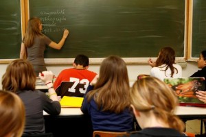 School course in a high school. Students following a lesson.  Cours dans une classe de secondaire d'un établissement scolaire. Elèves suivant une leçon.