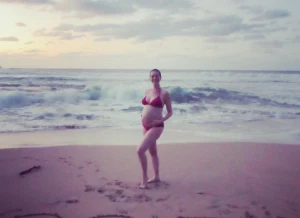 Anne Hathaway a confirmat ca e insarcinata printr-o fotografie in costum de baie