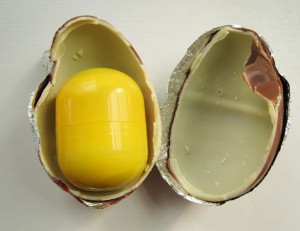 O fetita a murit sufocata cu jucaria dintr-un ou Kinder 