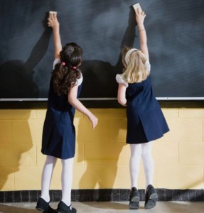 Regulamentul care impune uniforma scolara, considerat discriminator