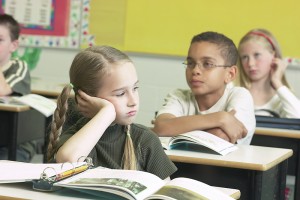 Copiii cu deficiente de invatare vor beneficia de educatie si de evaluari periodice adaptate