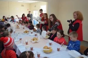 Crucea Rosie Romana lanseaza proiectul “Mese calde pentru copii defavorizati” 