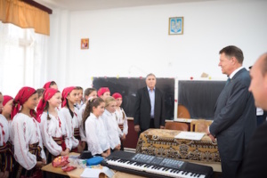 Președintele Romaniei in vizita la scoala din Motoseni, parte a pachetului UNICEF Educatie Incluziva de Calitate