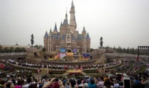 Super destinatie de vacanta: cel mai mare castel Disney din lume, deschis Shanghai