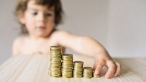Indemnizatia minima de crestere a copilului, de la 1 iulie majorata la 1.063 de lei