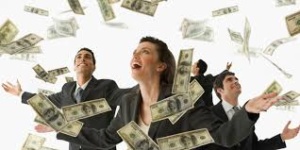 Elevii care au obtinut nota maxima la bacalaureat sau evaluarea nationala primesc bani de la Guvern