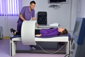 Iti amortesc mainile si picioarele? Atentie, poti avea hernie de disc!