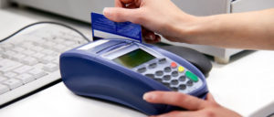 Plata cu cardul obligatorie pentru comercianti din 2017