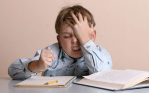 Ministrul Educatiei va reglementa cate ore poate sa lucreze la teme un elev in afara scolii