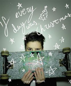 Cruz Beckham lanseaza la 11 ani primul sau single de Craciun