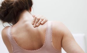 Amorteala mainilor si tiuitul urechilor, semne de spondiloza cervicala