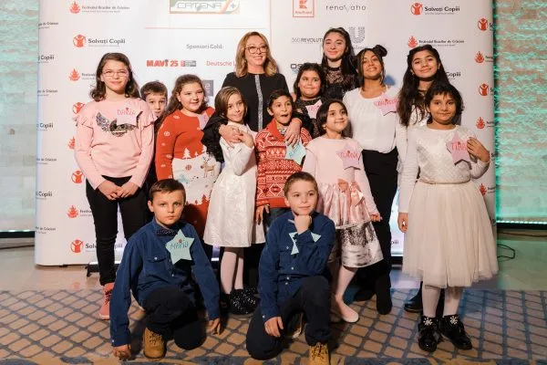 Gabriela Alexandrescu alaturi de copiii din programele Salvati Copiii