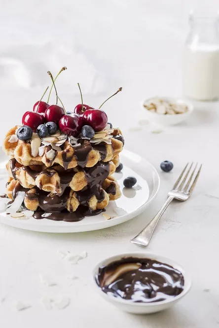Waffles_cu_ciocolata_afine_si_fulgi_de_migdale