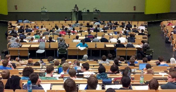 politizarea educatiei