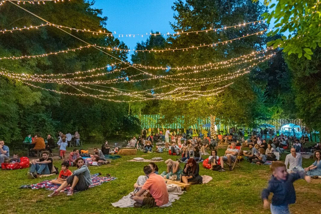 Weekend Sessions revine în 2022 cu aproape 30 de evenimente cu muzică, poezie, film și mâncare bună la Grădina Botanică din București