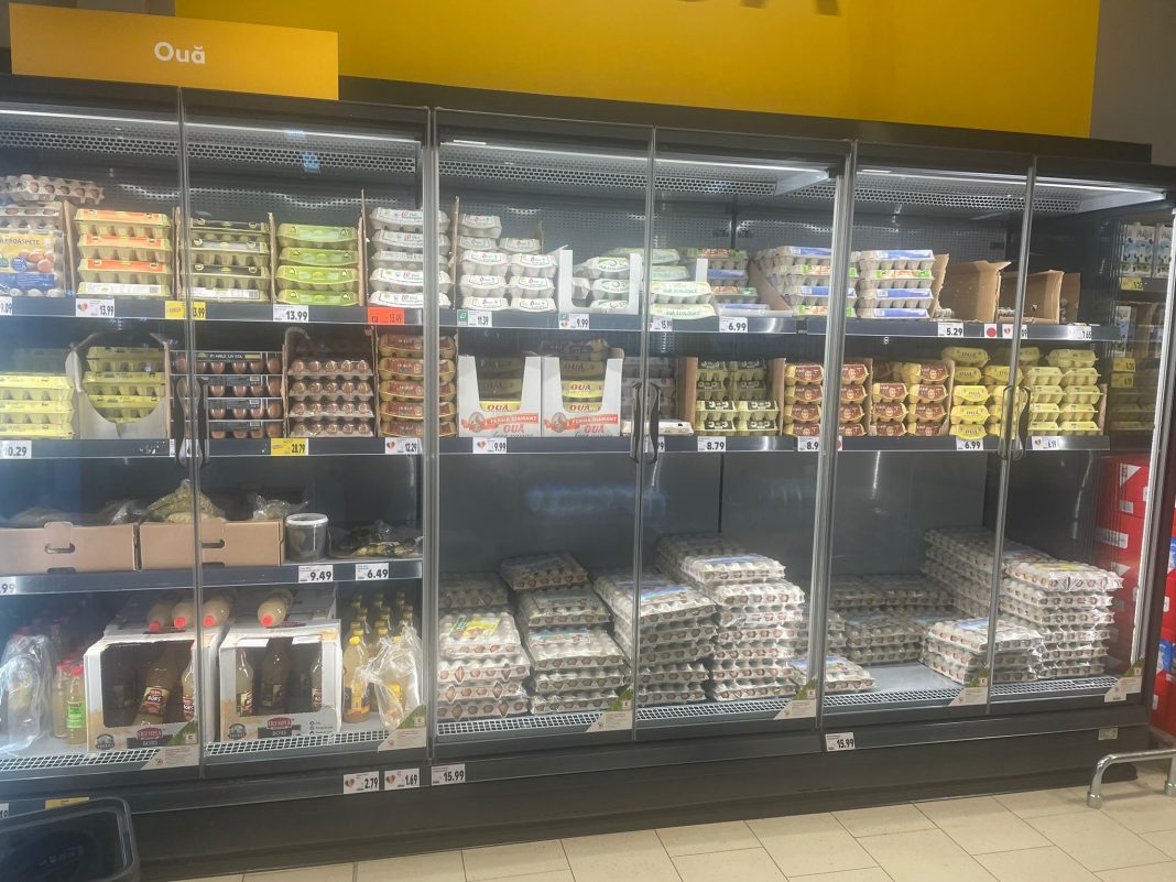 ANPC a dat amenzi de 380.000 lei pentru ouă sparte, cu data durabilității minimale depășită, depozitate pe rafturi ruginite, cu excremente de pasăre pe coajă sau în ambalaje deteriorate