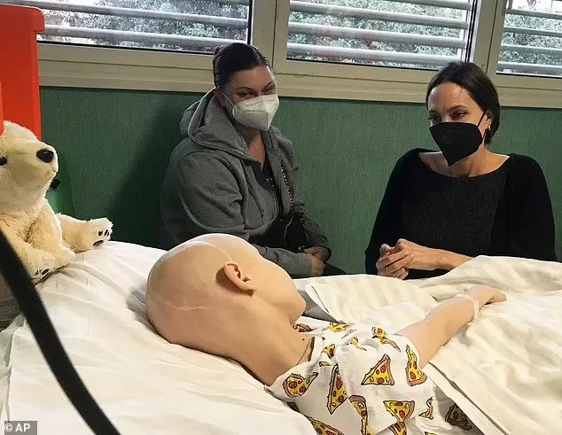 Angelina Jolie vizitează copiii ucraineni refugiați la spitalul de copii din Vatican, care au sosit în Italia după ce au fugit de bombele lui Putin