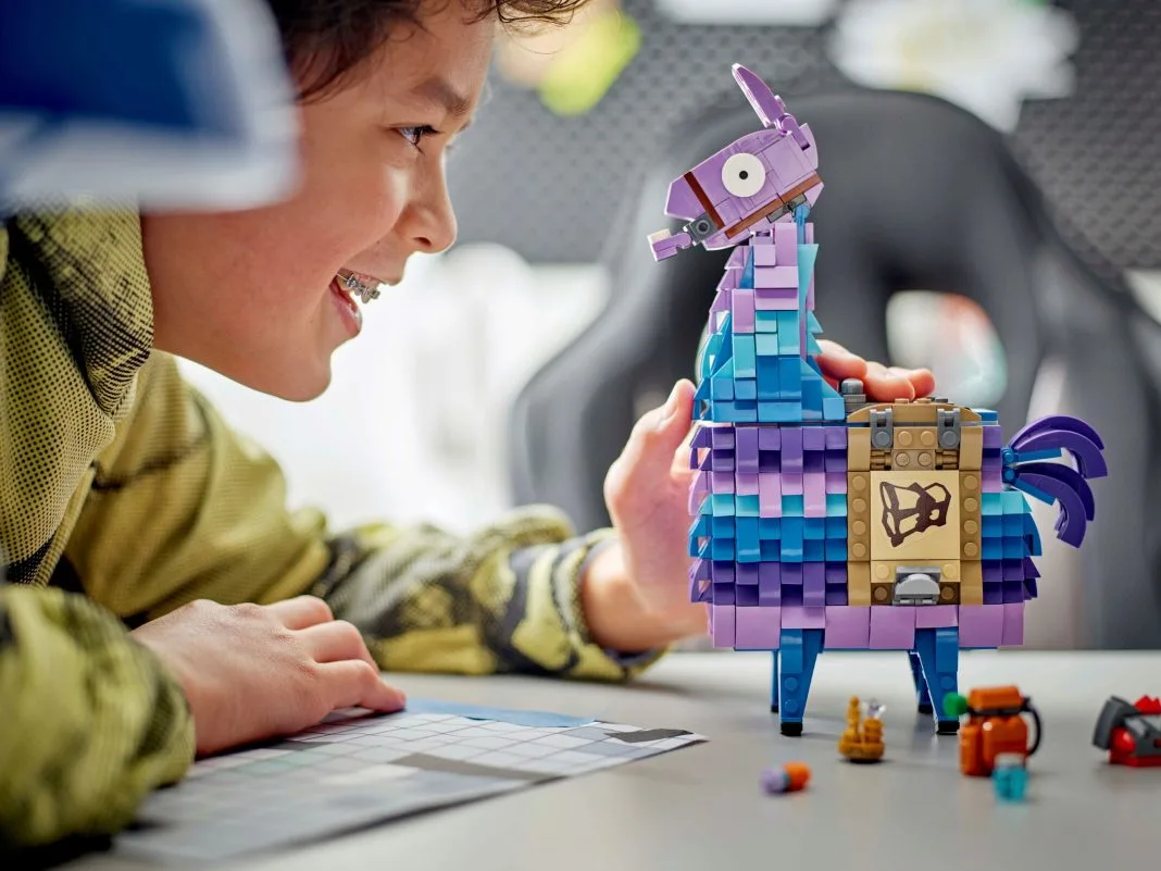Grupul LEGO lanseaza mult asteptatele seturi LEGO Fortnite (2)