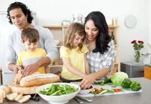 9 din 10 români consideră mâncarea gătită acasă mai sănătoasă, însă gătitul este în continuare responsabilitatea femeilor