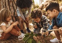 Finlanda a înlocuit suprafețele artificiale ale locurilor de joacă cu elemente naturale precum noroiul și solul – rezultatele au surprins chiar și cercetătorii