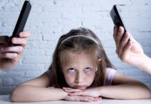 Un nou studiu spune că folosirea telefonului de către părinți le-ar putea crea copiilor probleme de atașament mai târziu