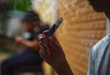 Medicii avertizează: țigările electronice pot afecta sănătatea copiilor și adolescenților
