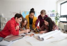 De ce scad notele elevilor la nivel global? Testele PISA arată că rezultatele slabe au legătură cu interesul părinților pentru educație care este în declin